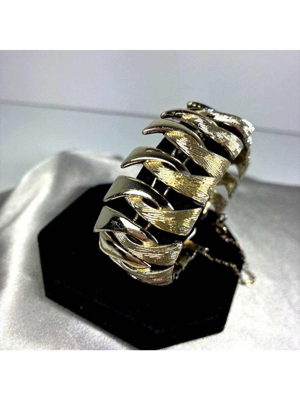 Vintage Coro Gold Tone Leaf Link Bracelet Signed 7 Inch Safety Chain
